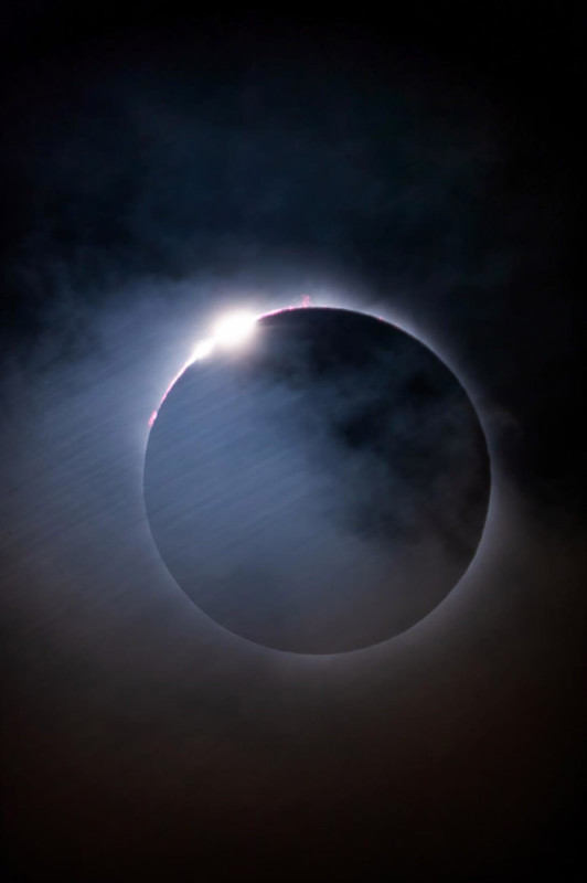 El astrofísico del IAA-CSIC, Alejandro Sánchez de Miguel, firma un libro para disfrutar de forma segura del trío de eclipses ibérico. El primero será el eclipse total de sol que cruzará España de norte a este el próximo 12 de agosto (IAA-CSIC) El astrofísico del IAA-CSIC, Alejandro Sánchez de Miguel, firma un libro para disfrutar de forma segura del trío de eclipses ibérico. El primero será el eclipse total de sol que cruzará España de norte a este el próximo 12 de agosto (IAA-CSIC)