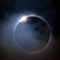 El astrofísico del IAA-CSIC, Alejandro Sánchez de Miguel, firma un libro para disfrutar de forma segura del trío de eclipses ibérico. El primero será el eclipse total de sol que cruzará España de norte a este el próximo 12 de agosto (IAA-CSIC)