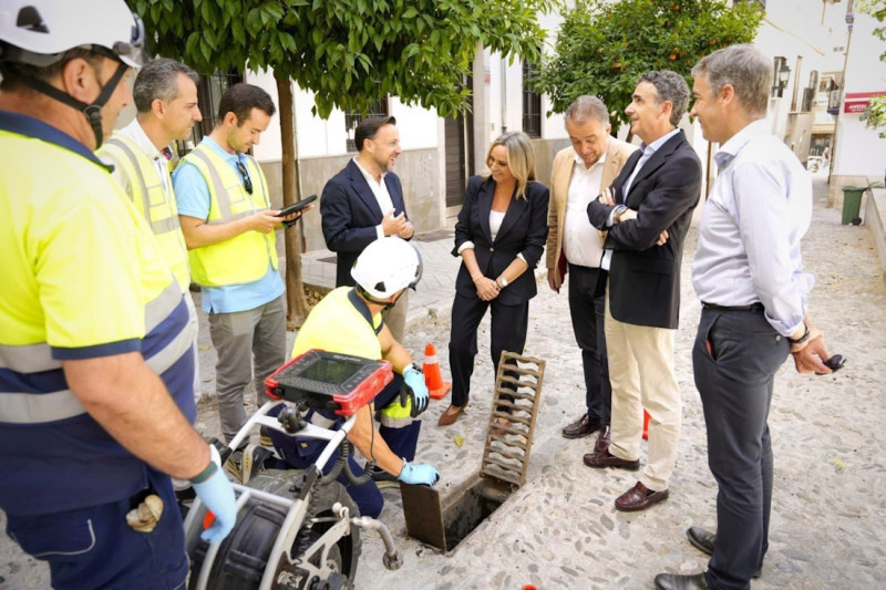 La alcaldesa de Granada, Marifrán Carazo, en la Plaza de Carlos Cano acompañada por el director gerente de Emasagra, Juan Carlos Torres, y el director de Operaciones, Marcos Martínez (AYUNTAMIENTO DE GRANADA) La alcaldesa de Granada, Marifrán Carazo, en la Plaza de Carlos Cano acompañada por el director gerente de Emasagra, Juan Carlos Torres, y el director de Operaciones, Marcos Martínez (AYUNTAMIENTO DE GRANADA)