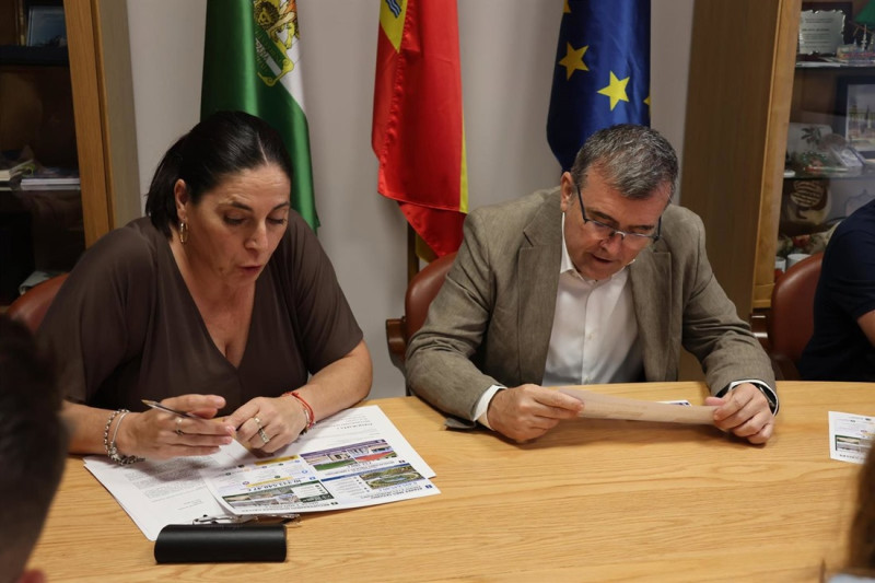 El subdelegado del Gobierno en Granada, José Antonio Montilla Martos, y la alcaldesa de Atarfe, Yolanda Fernández Morales (SUBDELEGACIÓN DEL GOBIERNO EN GRANADA) El subdelegado del Gobierno en Granada, José Antonio Montilla Martos, y la alcaldesa de Atarfe, Yolanda Fernández Morales (SUBDELEGACIÓN DEL GOBIERNO EN GRANADA)