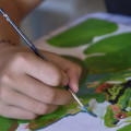 Joven dibujando en el taller de arte del Archivo Manuel de Falla (ARCHIVO MANUEL DE FALLA)