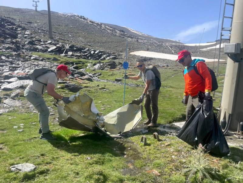 Voluntarios recogen residuos en el área esquiable de Sierra Nevada (CETURSA SIERRA NEVADA) Voluntarios recogen residuos en el área esquiable de Sierra Nevada (CETURSA SIERRA NEVADA)