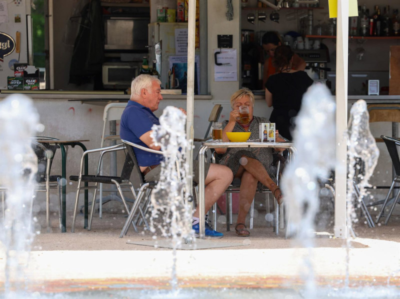 Varias personas tratan de refrescarse en la terraza de un bar durante una ola de calor (MARTA FERNÁNDEZ JARA - EUROPA PRESS)