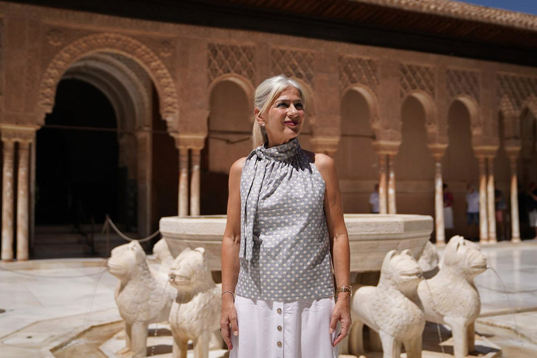 La consejera de Cultura y Deporte en funciones, Patricia del Pozo, druante su visita al Patio de los Leones de la Alhambra (JUNTA DE ANDALUCÍA)