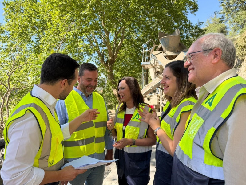 La consejera de Fomento, Articulación del Territorio y Vivienda en funciones, Rocío Díaz, durante su visita a las obras de emergencia en la comarca de la Alpujarra que se ejecutan por valor de casi 11 millones de euros (JUNTA)