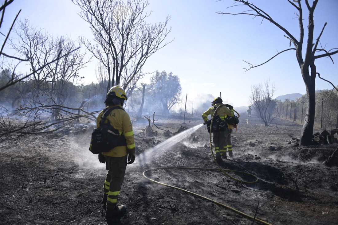 Bomberos del INFOCA trabajando en la zona del incendio (GPMEDIA)