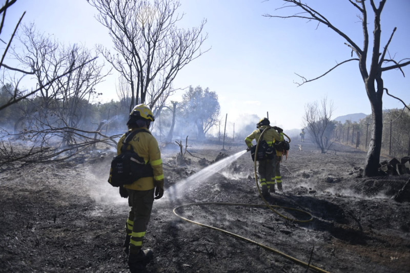 Bomberos del INFOCA trabajando en la zona del incendio (GPMEDIA)
