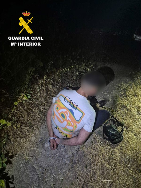Detenido en Cogollos Vega (Granada) tras huir de la Guardia Civil y arrojar una bolsa con más de cinco kilos de cogollos de marihuana a unas zarzas (GUARDIA CIVIL)