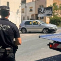 Atienden a una conductora al colisionar su coche con un muro y sufrir daños aminorados por el airbag (POLICÍA LOCAL DE MARACENA)