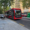 Autobús urbano Rober Alsa en la avenida Cervantes de Granada.