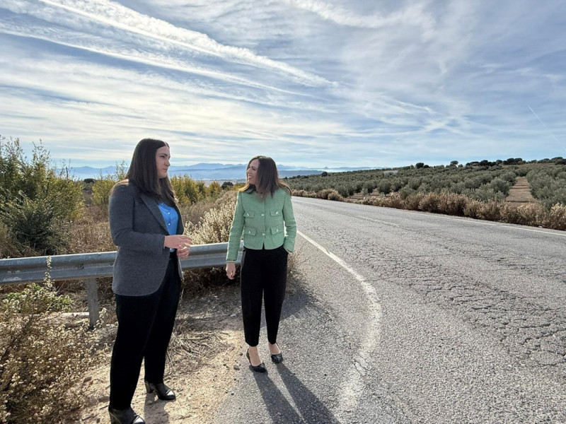 La consejer de Fomento en funciones, al fondo, comprueba el estado del firme en Torre Cardela (JUNTA DE ANDALUCÍA)