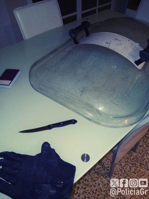 Uno de los cuchillos que usó la detenida y el escudo protector del agente de la Policía Local que evitó la agresión al agente de la autoridad (POLICÍA LOCAL DE GRANADA)
