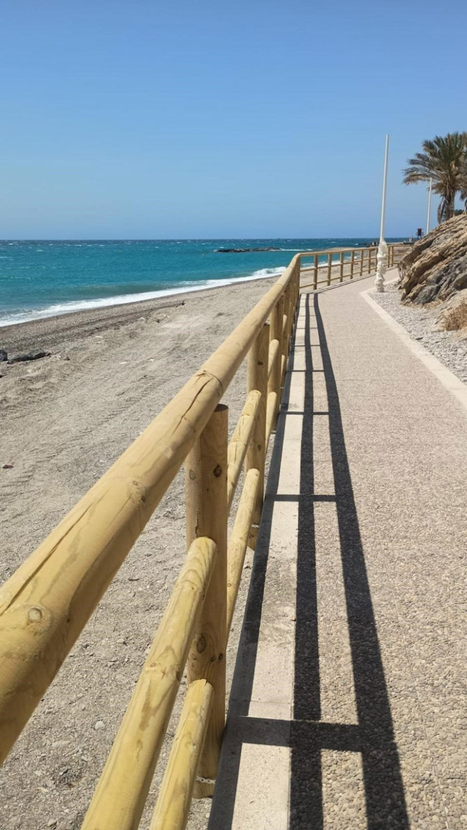 Nueva pasarela peatonal entre las playas de Castell de Ferro y Cambriles, en la Costa Tropical granadina (AYUNTAMIENTO DE GUALCHOS-CASTELL DE FERRO)