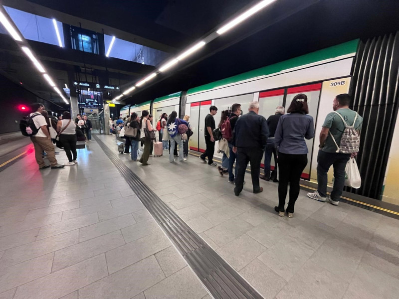 Pasajeros en una imagen de archivo de la estación de Recogidas del Metro de Granada.
Pasajeros en una imagen de archivo de la estación de Recogidas del Metro de Granada.