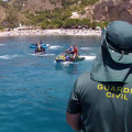 Agente de la Guardia Civil junto a varias motos acuáticas (GUARDIA CIVIL)