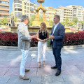 La senadora granadina del PP Eva Martín (centro) junto a la fuente de las Batallas (PP)