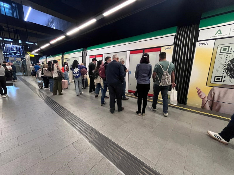 Pasajeros esperan en la estación del Metro de Granada de Recogidas. Imagen de archivo (EUROPA PRESS) Pasajeros esperan en la estación del Metro de Granada de Recogidas. Imagen de archivo (EUROPA PRESS)