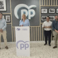 La portavoz adjunta del Grupo Popular en el Senado, Inmaculada Hernández, y el presidente del PP de Almuñécar, Juanjo Ruiz Joya, acompañados por los diputados Carlos Rojas y Lourdes Ramírez y el senador Joaquín Camacho (PP)