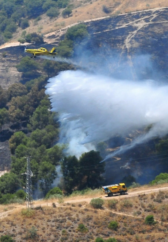 Un avión trabaja en la extinción del incendio forestal en el Sacromonte (INFOCA) Un avión trabaja en la extinción del incendio forestal en el Sacromonte (INFOCA)