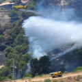 Un avión trabaja en la extinción del incendio forestal en el Sacromonte (INFOCA)