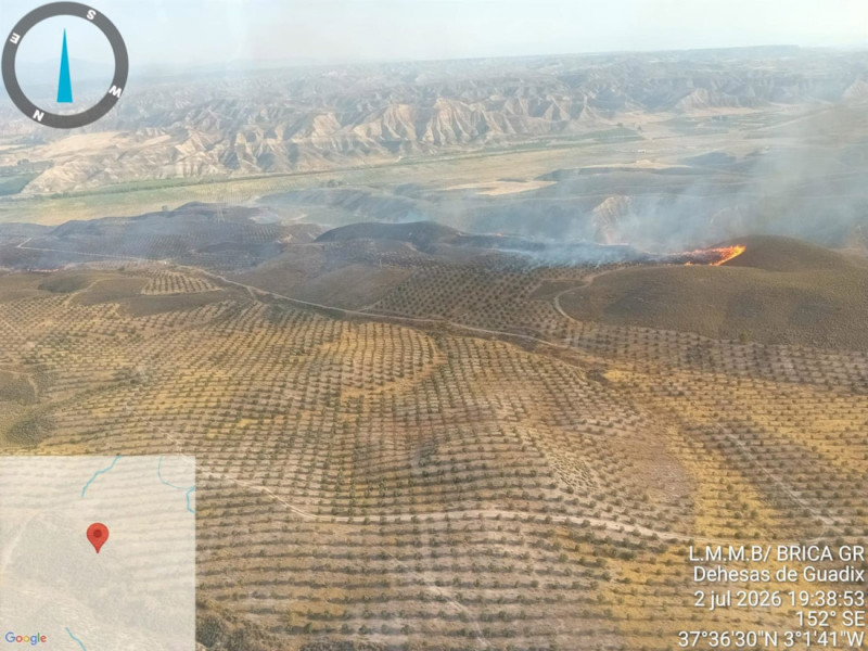 Imagen del jueves del incendio declarado en el paraje del embalse del Negratín (INFOCA) Imagen del jueves del incendio declarado en el paraje del embalse del Negratín (INFOCA)