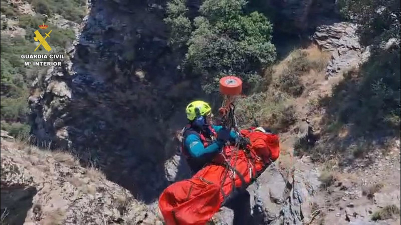 La intervención de rescate de la Guardia Civil de una mujer accidentada en el barranco del Tajo Cortés (Granada) el domingo 6 (GUARDIA CIVIL GRANADA) La intervención de rescate de la Guardia Civil de una mujer accidentada en el barranco del Tajo Cortés (Granada) el domingo 6 (GUARDIA CIVIL GRANADA)