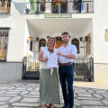La socialista Puri López y Pablo Laguna, de IU, ante el Ayuntamiento de La Zubia en junio de 2023 (AYUNTAMIENTO)