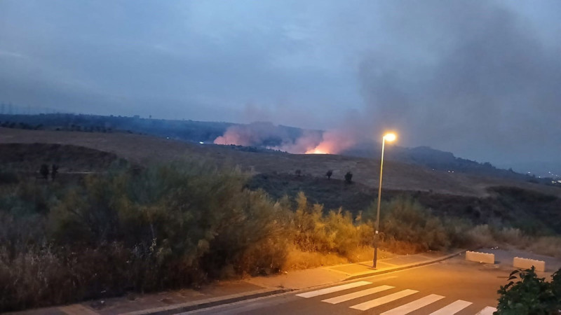 Imágenes del incendio esta mañana en el entorno de la antigua Azulejera de Granada, ya controlado (INFOCA)