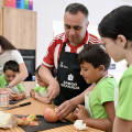 El presidente de la Diputación de Granada, Francis Rodríguez, junto a los participantes en el campamento infantil 'GastroLab' (DIPUTACIÓN DE GRANADA)