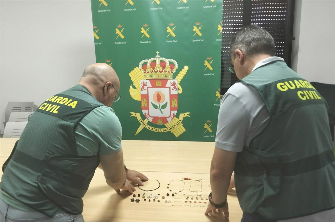 Agentes de la Guardia Civil junto a las joyas robadas (GUARDIA CIVIL)