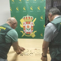 Agentes de la Guardia Civil junto a las joyas robadas (GUARDIA CIVIL)