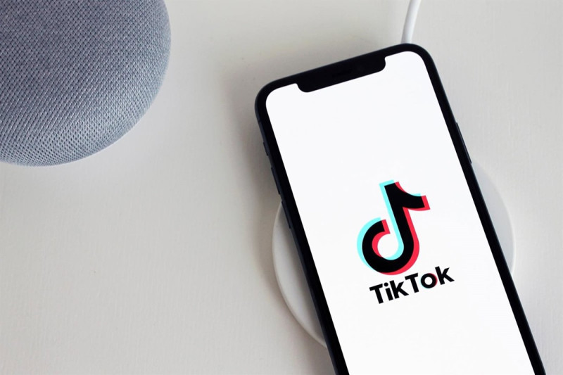 Móvil con imagen de la red social TikTok (UGR) Móvil con imagen de la red social TikTok (UGR)