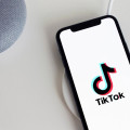 Móvil con imagen de la red social TikTok (UGR)
