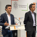 El portavoz del equipo de gobierno local de Granada, Jorge Saavedra, atiende a los medios en presencia del concejal de Urbanismo, Enrique Catalina. Archivo (AYUNTAMIENTO)