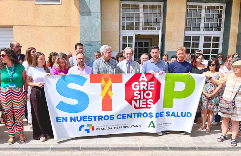 Concentración de condena a la agresión al equipo de urgencias de Dúrcal (JUNTA DE ANDALUCÍA) Concentración de condena a la agresión al equipo de urgencias de Dúrcal (JUNTA DE ANDALUCÍA)