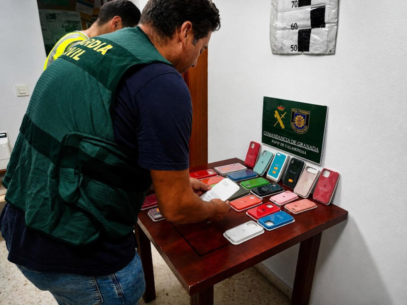Carcasas de móvil falsificadas intervenidas en Granada (GUARDIA CIVIL)
