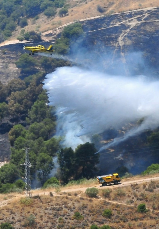 Un avión trabaja en la extinción del incendio forestal en el Sacromonte. Archivo (INFOCA) Un avión trabaja en la extinción del incendio forestal en el Sacromonte. Archivo (INFOCA)