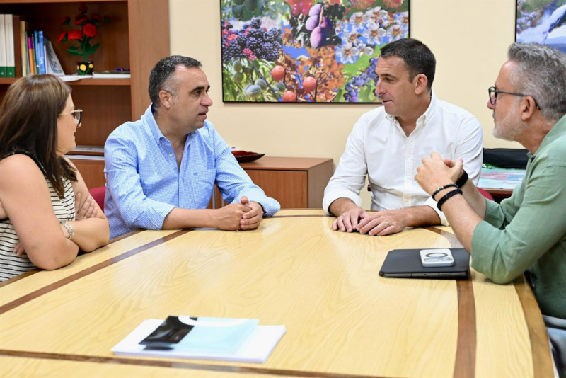 El presidente de la Diputación de Granada, Francis Rodríguez, ha mantenido un encuentro con el presidente del Grupo de Desarrollo Rural del Valle de Lecrín, Temple y Costa, Jorge Sánchez, y su gerente, María del Mar Jiménez (DIPUTACIÓN DE GRANADA) El presidente de la Diputación de Granada, Francis Rodríguez, ha mantenido un encuentro con el presidente del Grupo de Desarrollo Rural del Valle de Lecrín, Temple y Costa, Jorge Sánchez, y su gerente, María del Mar Jiménez (DIPUTACIÓN DE GRANADA)