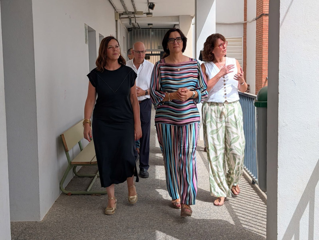 La delegada de Desarrollo Educativo y Formación Profesional, María José Martín, visita el IES Beatriz Galindo La Latina de Motril (JUNTA DE ANDALUCÍA)