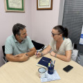La portavoz del Partido Popular de Granada, Lourdes Ramírez, en una reunión con el presidente de la Asociación Provincial de Autoescuelas de Granada, José Blas Valero (PP DE GRANADA)