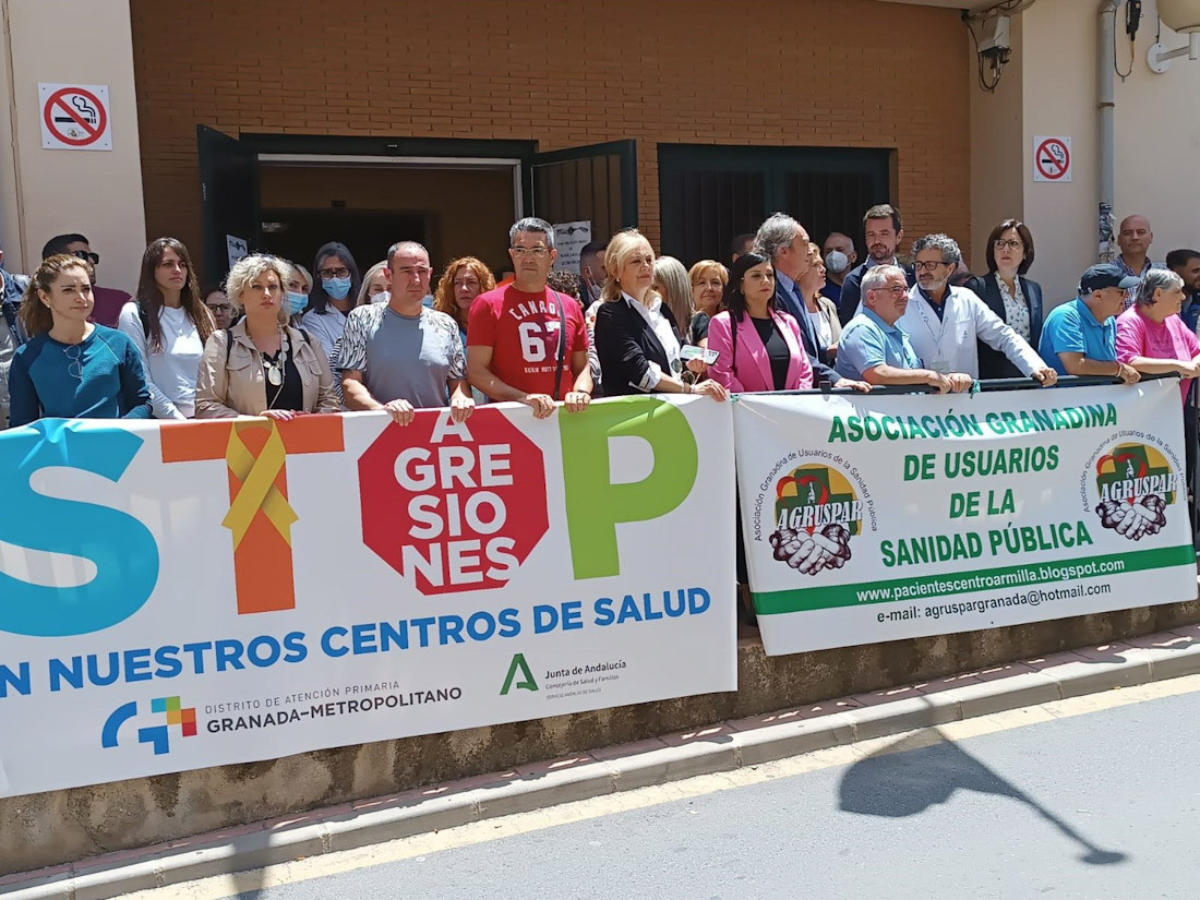 Concentración por una agresión a un sanitario en Armilla. Archivo (JUNTA)