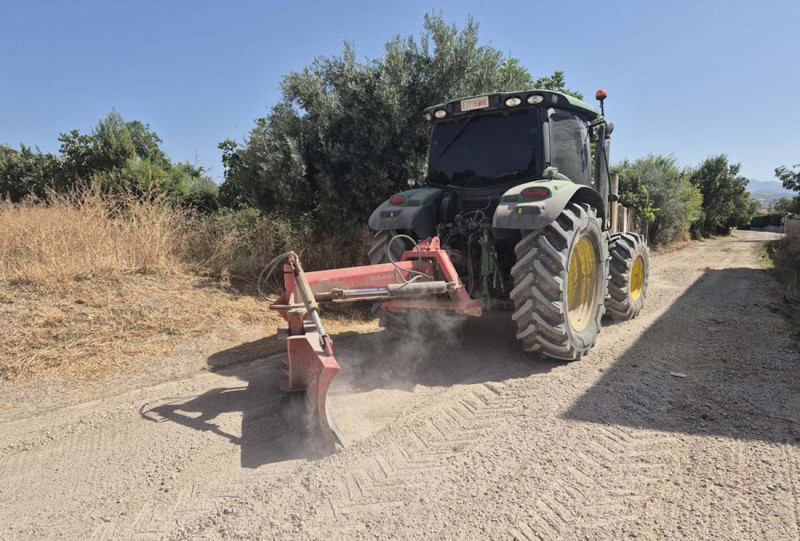 Un tractor allana el terreno de uno de los caminos rurales del municipio (ALBOLOTE INFORMACIÓN)