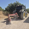 Un tractor allana el terreno de uno de los caminos rurales del municipio (ALBOLOTE INFORMACIÓN)