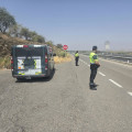 Agentes de la Guardia Civil en una carretera (GUARDIA CIVIL)