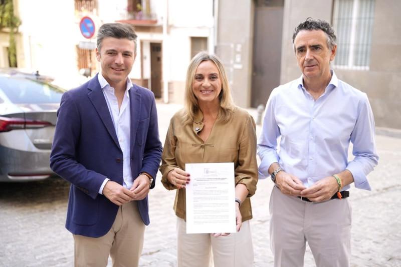 La alcaldesa de Granada, Marifrán Carazo, con la moción que irá a pleno sobre las conexiones ferroviarias (AYUNTAMIENTO DE GRANADA) La alcaldesa de Granada, Marifrán Carazo, con la moción que irá a pleno sobre las conexiones ferroviarias (AYUNTAMIENTO DE GRANADA)