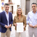 La alcaldesa de Granada, Marifrán Carazo, con la moción que irá a pleno sobre las conexiones ferroviarias (AYUNTAMIENTO DE GRANADA)