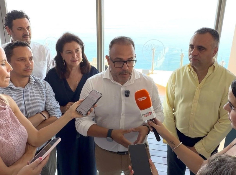El alcalde de Almuñécar, Juan José Ruiz Joya, atiende a los medios junto al presidente de la Diputación, Francis Rodríguez (AYUNTAMIENTO DE ALMUÑÉCAR) El alcalde de Almuñécar, Juan José Ruiz Joya, atiende a los medios junto al presidente de la Diputación, Francis Rodríguez (AYUNTAMIENTO DE ALMUÑÉCAR)