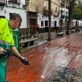 Imagen de un trabajador durante el nuevo Plan Integral de baldeo de las calles de Granada (AYUNTAMIENTO DE GRANADA)