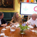 Imagen de la alcaldesa de Granada, Marifrán Carazo, junto al presidente del Consejo Andaluz de Cámaras de Comercio, Javier Sánchez Rojas (AYUNTAMIENTO DE GRANADA)