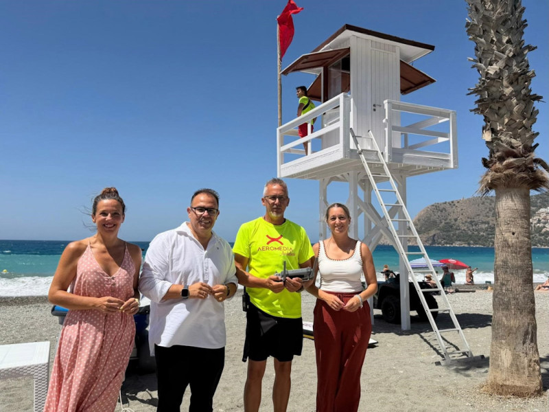 Autoridades locales junto a la torreta del servicio de Salvamento y Socorrismo en la playa de La Herradura (AYUNTAMIENTO DE ALMUÑÉCAR - LA HERRADURA) Autoridades locales junto a la torreta del servicio de Salvamento y Socorrismo en la playa de La Herradura (AYUNTAMIENTO DE ALMUÑÉCAR - LA HERRADURA)